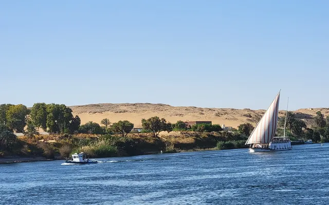 Dahabiya à deux voiles sur le Nil