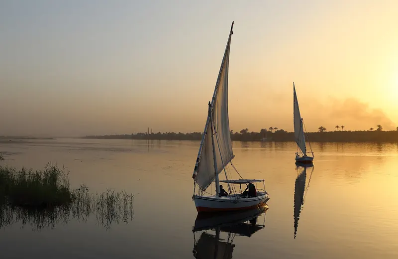 Felouques sur le Nil à Louxor au coucher du soleil